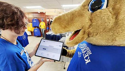 a worker browses the bet36365体育 Online bookstore with louie the loper